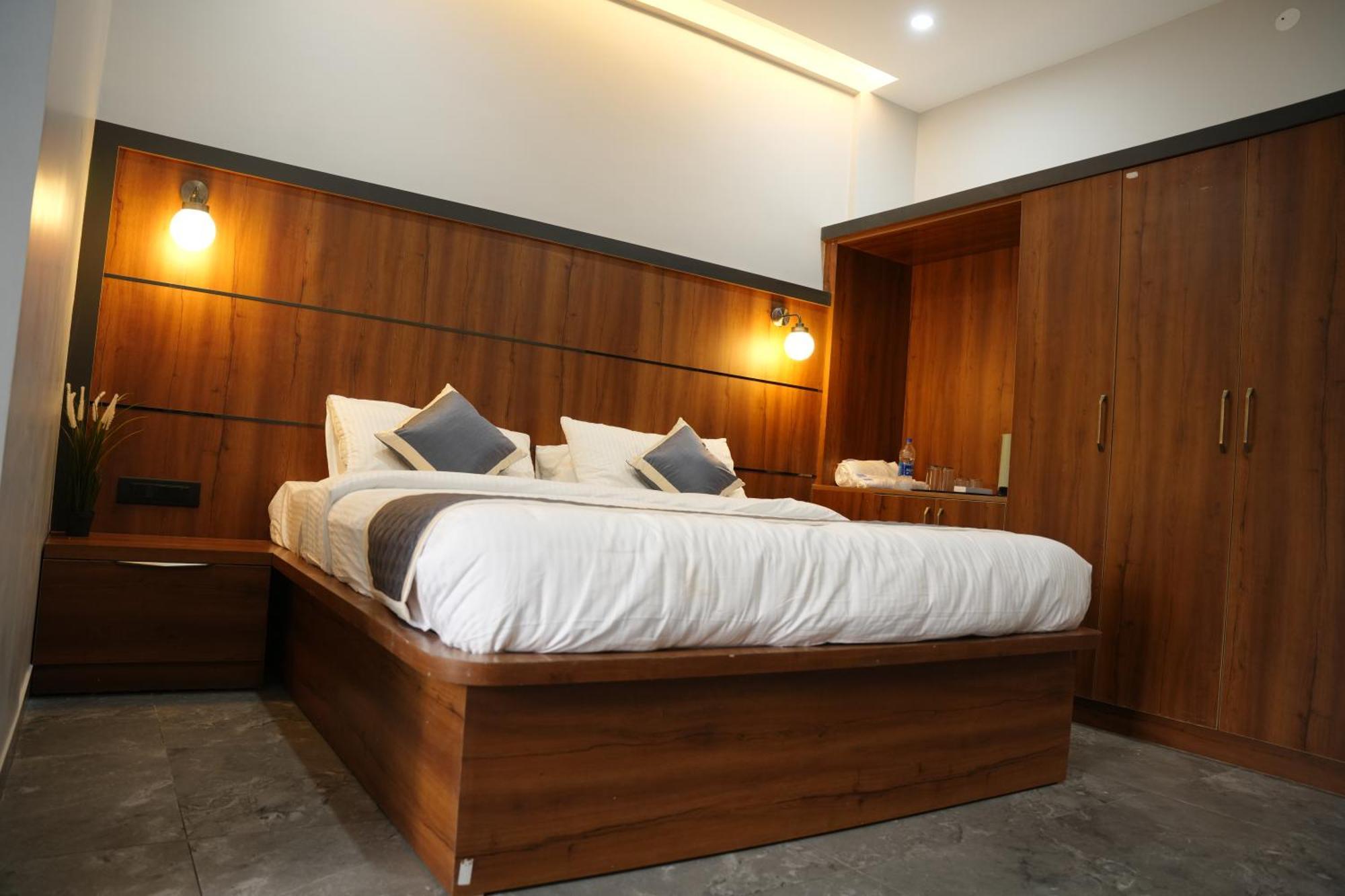 Sarvam Residency Hotel Sāgar Exterior photo